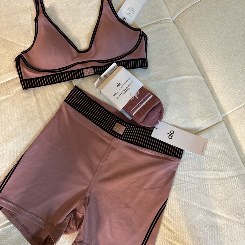 ALO Yoga Mauve Bra and biker shorts set - Picture 5 of 5